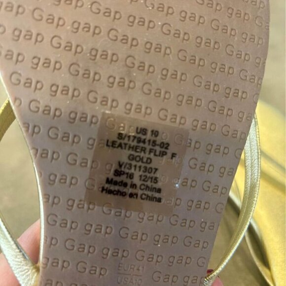 GAP woman’s gold sandals. Minimalist. Size 10. Brand new. Great for vacation. - Picture 4 of 9